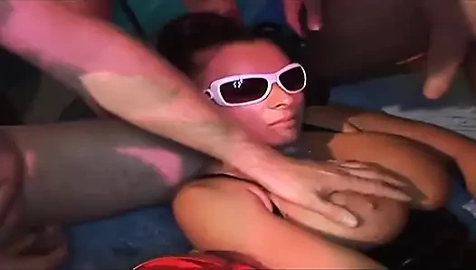 Vollbusige reife füchsin weit gedehnt in schlampiger gangbang-orgie
