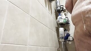 Oso juega con su culo en la ducha