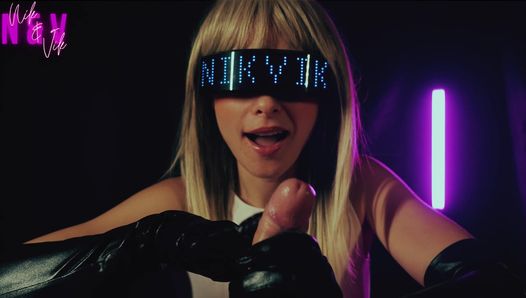 Cyberpunk Girl fait une branlette irréelle avec des gants en cuir et fait jouir le mec deux fois