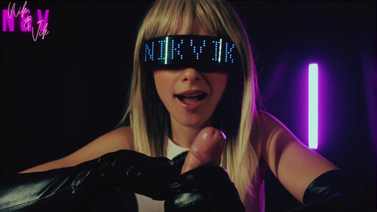 Cyberpunk Girl hace una paja irreal con guantes de cuero y hace que el chico se corra dos veces