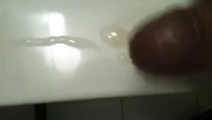 Lavaboya boşalma ipini çekiyor