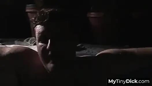 Его маленький хуй сосет сексуальная мокрая крошка у бассейна