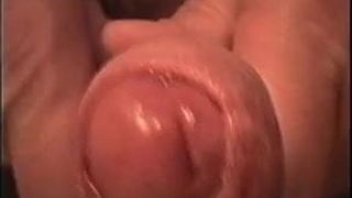 Tueffi se branle - sperme dans la bouche