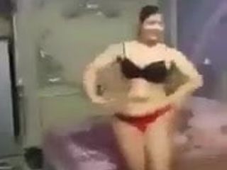 Esposa árabe dançando de biquíni no quarto