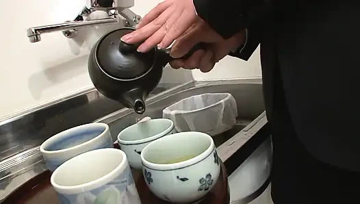 Волосатая девушка стонет, когда ее трахает в задницу коренастый член