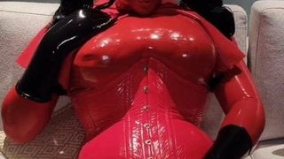 Transen Rubberdoll spielen ihren Schwanz