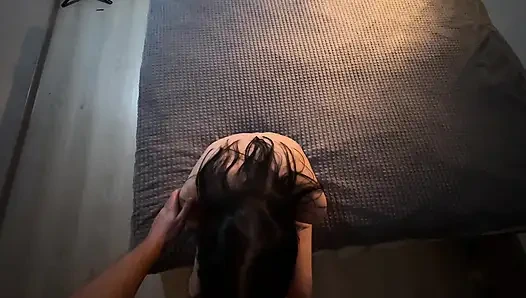 Erwischt beim spähen meiner mitbewohnerin - sie bestrafte mich mit einem blowjob und nahm meine ladung auf ihren bauch