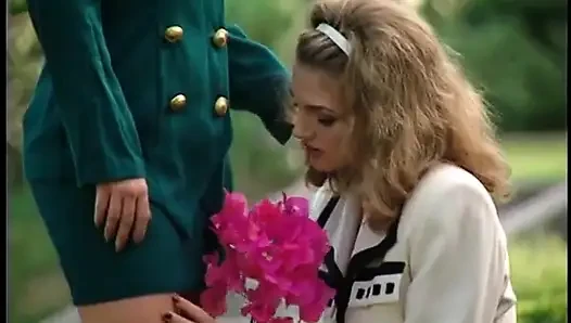 Чувственные милфы-лесбиянки трахаются с игрушками в забавном тройничке