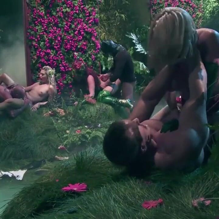 Víly šukají na zahradě