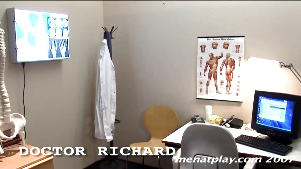 Dr. Richard Jason'ı muayene ediyor