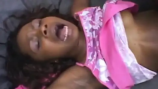 Возбужденную крошку-брюнетку трахнули пальцами и жестко отдолбили на диване