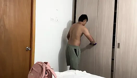 Duştan çıktıktan sonra genç bir latini tuvalette izliyorum, o vajinasına boşalmamı isterken sertleşiyoruz.