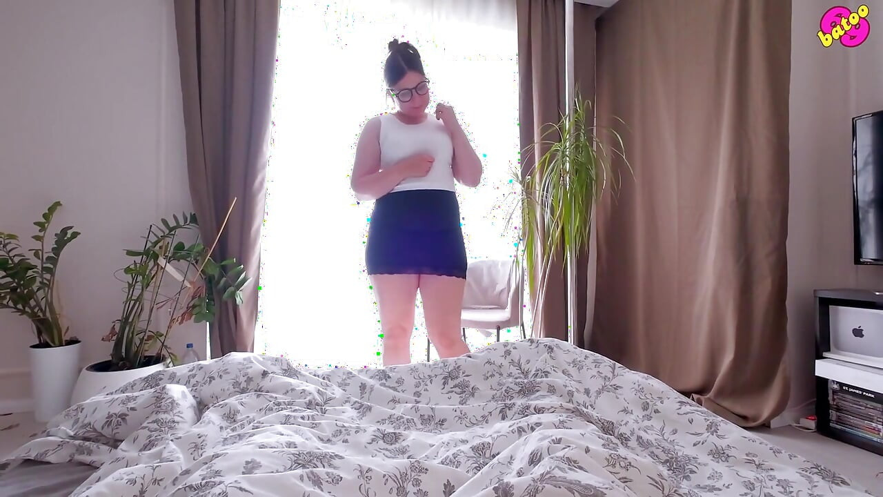 Secretary Comes to Boss Hotel Room on a Business Trip to Suck His Cock