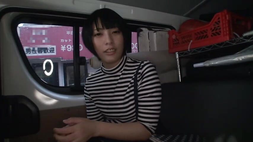 그녀는 그의 신경을 달래고 따뜻함과 배려로 그의 무죄를 취합니다.