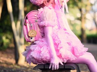 Muñeca de satén rosa con volantes
