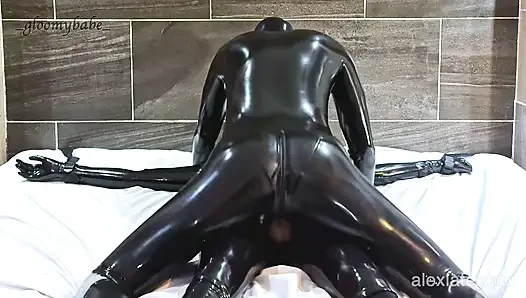 Хардкорно трахаю резиновую куклу T2, трахаю ее жестко - Alex Latex