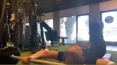 Natalie Alyn Lind podczas ćwiczeń na siłowni 03