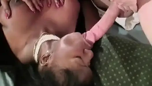 Beyaz adam ıslak amcığını siktikte zenci ateşli menage trois'un büyük göğüslerine dölünü bırakıyor