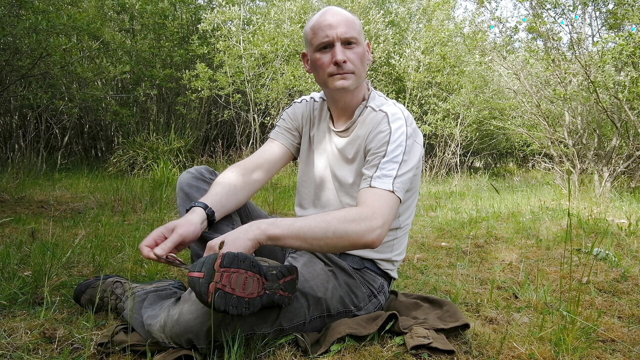 Jonathan blir naken, penisen hans er liten, slapp, han viser rumpehullet sitt mens han poserer blottet naken utendørs