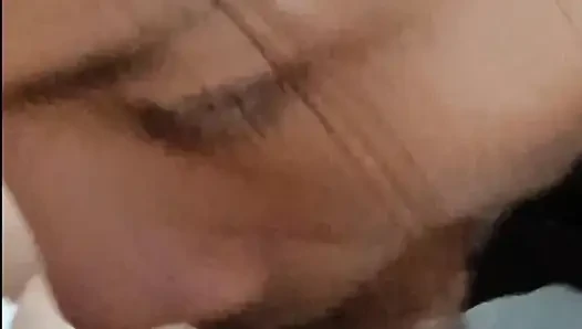 Kız boşalana kadar emmeyi seviyor