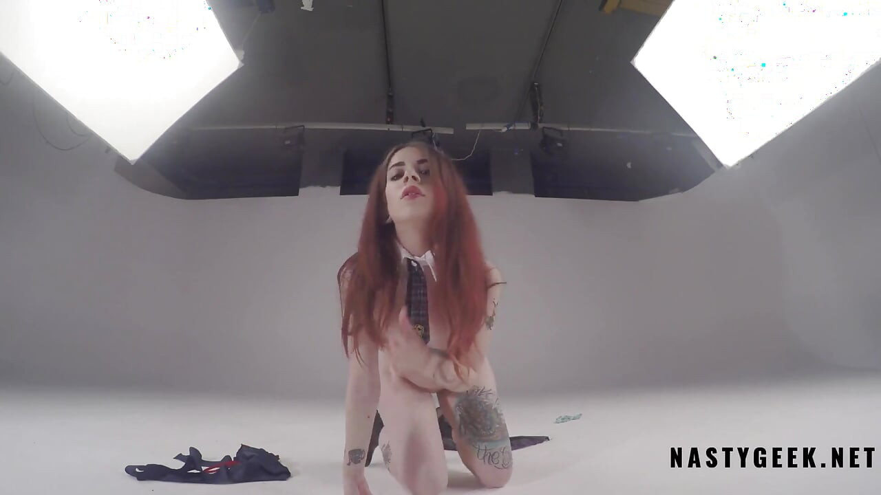 Miriam - studentă excitată Se joacă cu ejaculare feminină