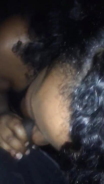 Žena puši veliki crni kurac