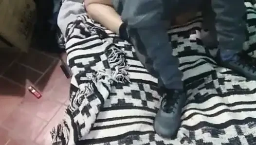 Montanolu kız yerdeki yatakla giyiniyor