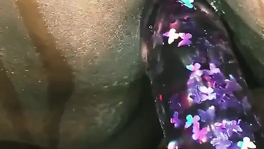 Çifte Oyuncak Göt Amcığı Ve Ayaklarıyla Oynuyor (dildo Ve Vibratör Bakış açısı)