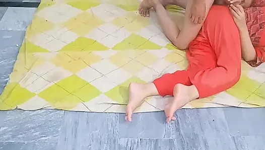 Sevimli Desi Hintli evli kadın ev yapımı masaj sonra sert amcık sikişi ateşli evli kadın kocasından döl yiyor