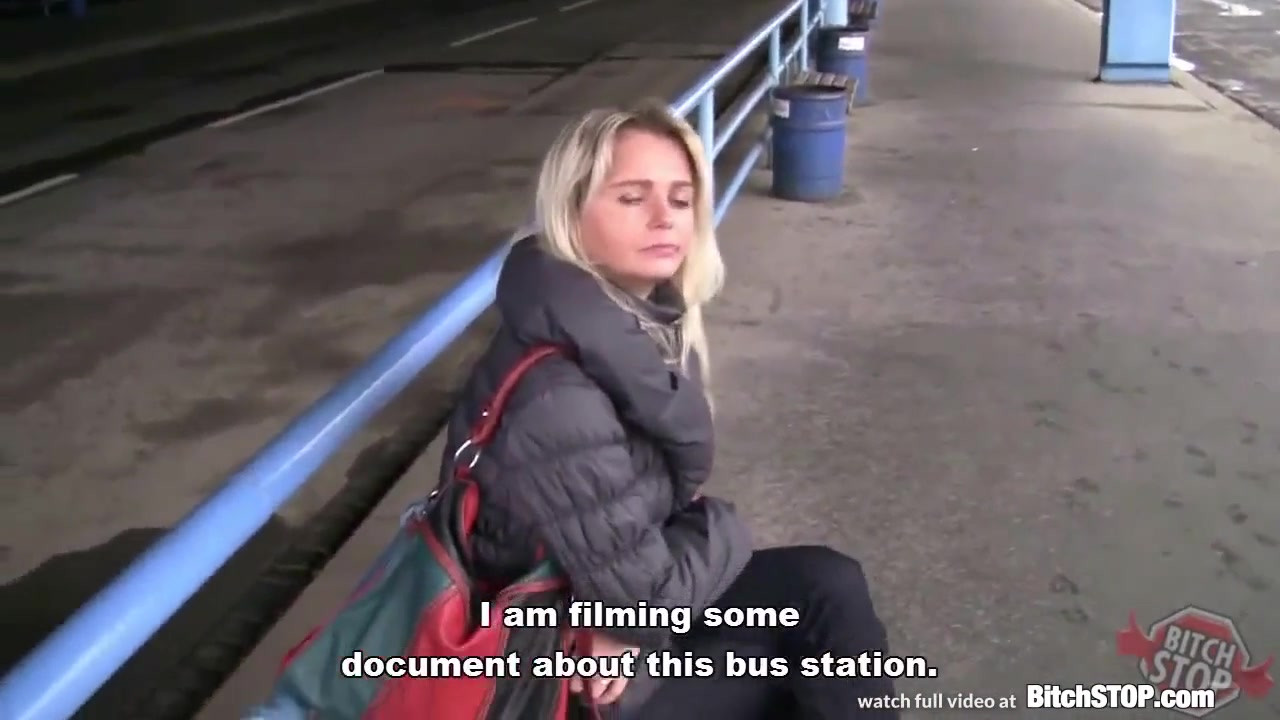 婊子站 - 金发捷克熟女在公交车站被接