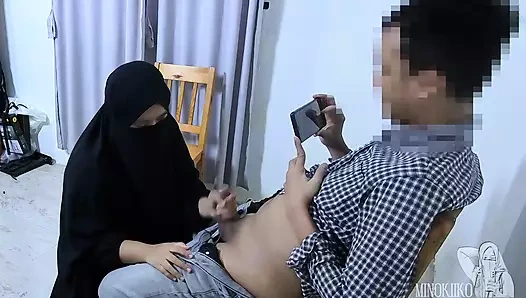 Hijab-mädchen mit Niqab trinken ein frisches sperma von einem fremden im Wartezimmer - Minokiiko