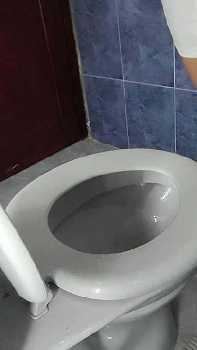 Üvey anne yatak odasındaki banyoda işerken yakalandı | Klip 1