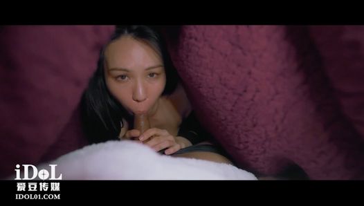 Une femme asiatique sexy trompe son amant pendant que son mari est devant eux