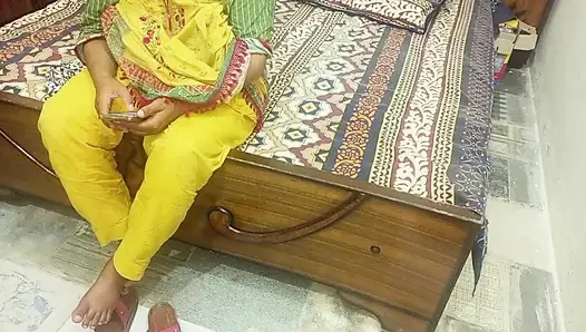 Ateşli ve seksi hintli kadın erkek arkadaşı tarafından sikiliyor