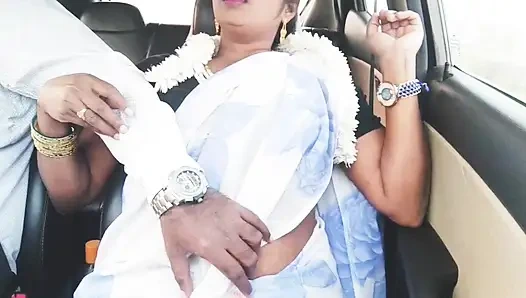 Hintli kadın arabada seks yapıyor Güzel sari ev hanımı üvey oğluyla sikişmeye çalışıyor car drive.telugu edepsiz konuşmalar.