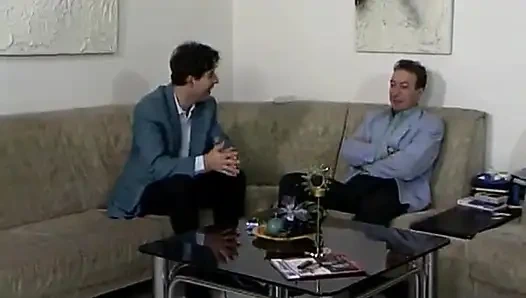 Две французские крошки трахаются вместе в тройничке