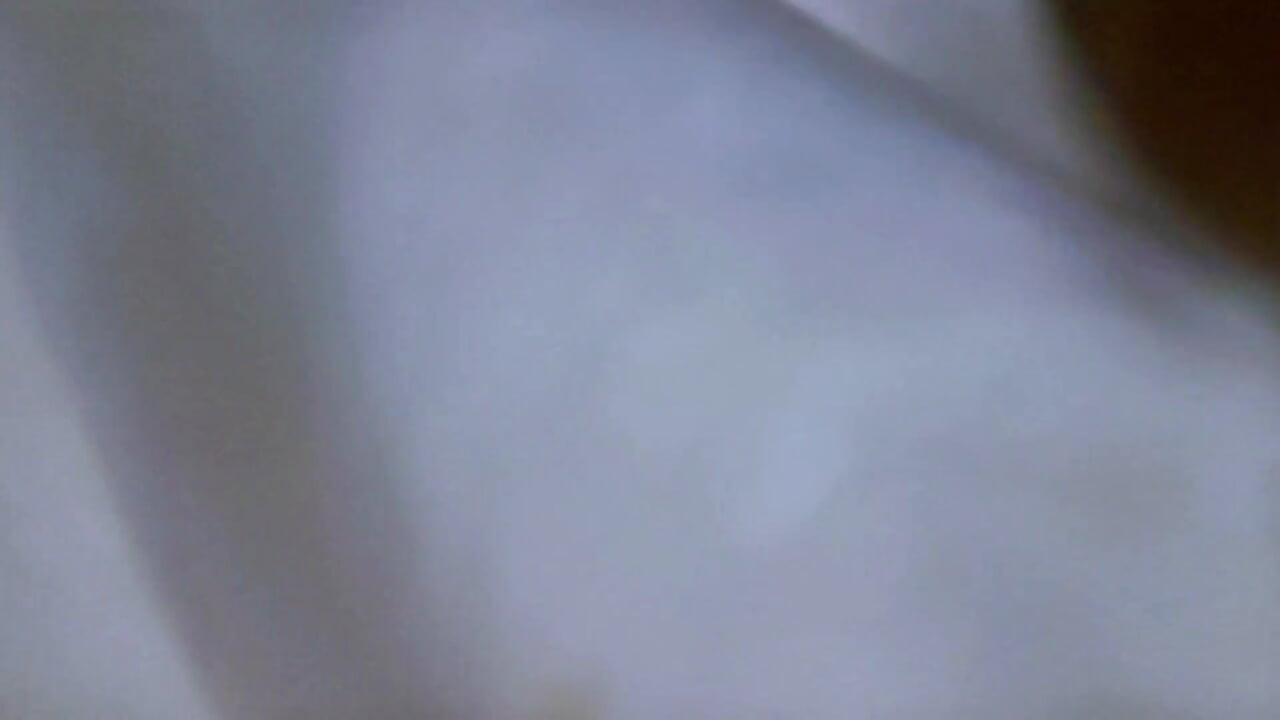 Utknęła pod łóżkiem, ponieważ jej tyłek jest za duży teraz chce seksu analnego od widzów wideo