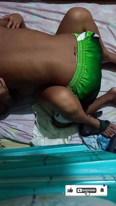 Cố gắng làm ba người với dương vật giả