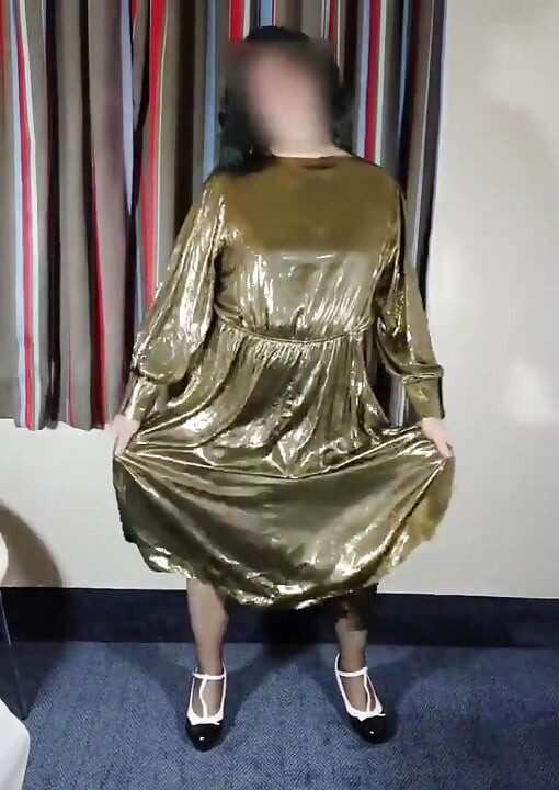 متحول جنسيا ساخن في ثوب معدني ذهبي مثير