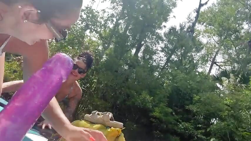 偷偷摸摸地在泉水与 Kiki 汗车性爱