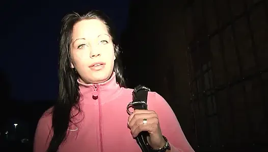 Azgın olgun esmer kalın dildoyla amını esnetiyor