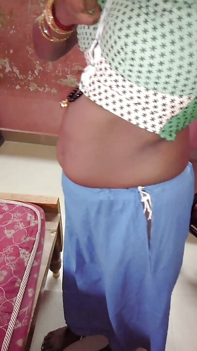 Soție desi tamil Renu Corp nud umed prosop uscat și tachinare lentă cu sari! Indianhotwifex