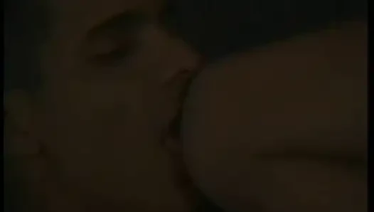Genç adam bu dildo seven sarışın sürtüğü domaltarak amını dolduruyor