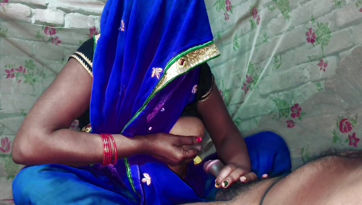 Padosi aunty apne boyfriend ke lund pe dudh nikal ke chut  chudai.indian desi village bhabhi ki hard chudai hindi viral videos