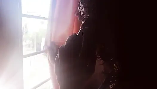 Дези Tina в кемпинге дома во время работы