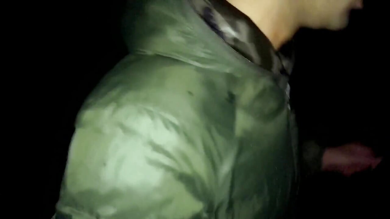 Yüzü dölle kaplı ve döl tadımı ile gece açık havada yürüyüş (tam video)