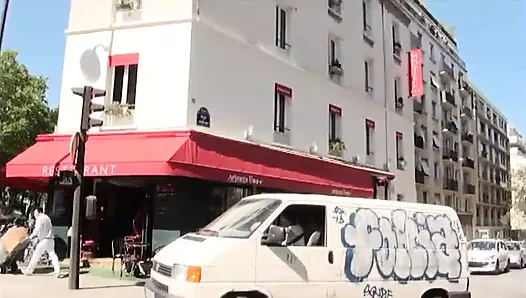 Bir otel odasında gözleri bağlı ve bağlı