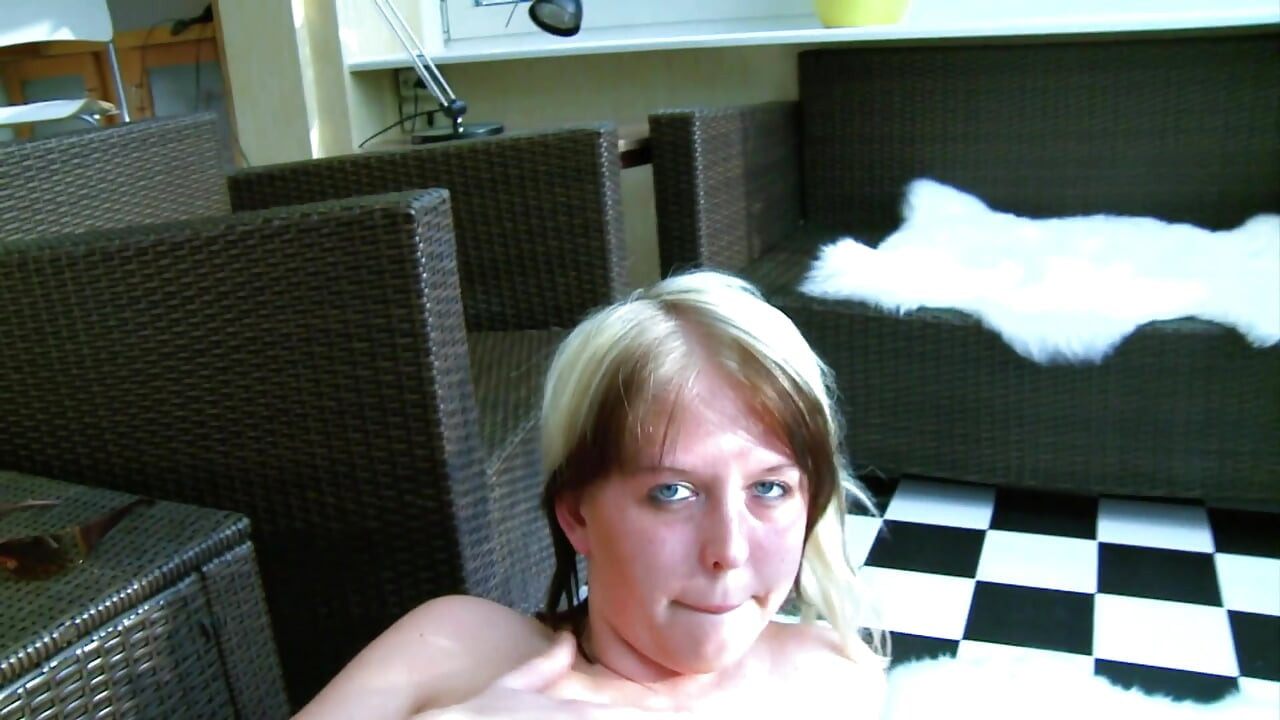 Seksowna blond laska uwielbia ssanie POV ze swoim kolesiem