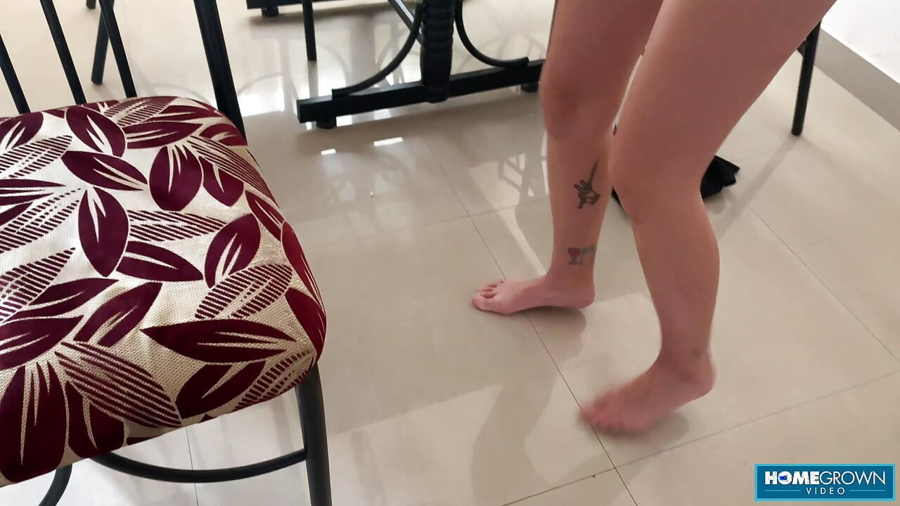 Blondes mädchen nimmt ihren liebhaber tief mit pOV-schwanz lutschen und ficken