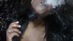 Mistress Onyx - fetiche fumador de lápiz labial negro